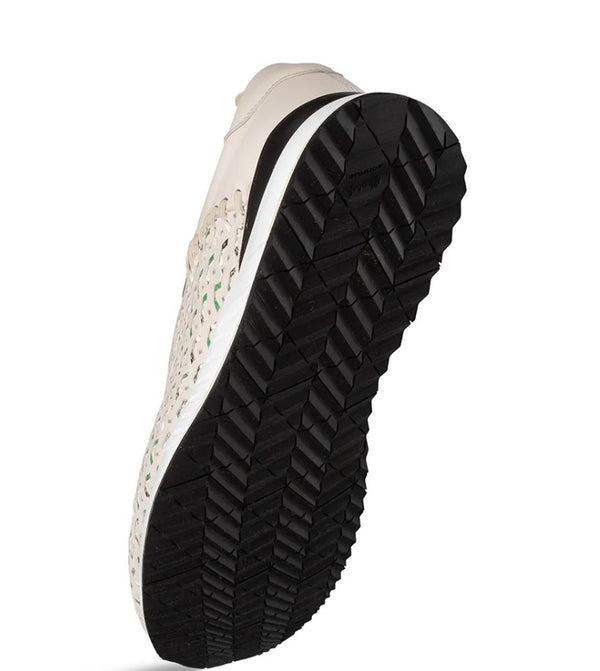 Style: Plata Sneaker